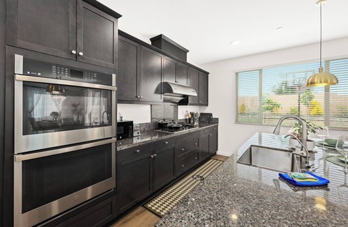 Ontario House | Airport/New/Clean/Large Space/King Bed/3 TVS