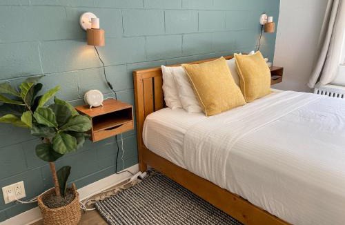 Town of Pines Hotel | Al & Sally's Motel