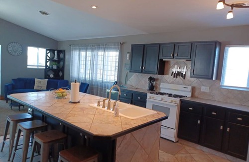 Monticello Hotel | Alexander’s Landing Penthouse - Lakefront, Balcony, and Room to Relax