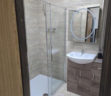 Bordesley Bed & Breakfast | Allen's property with Air conditioner