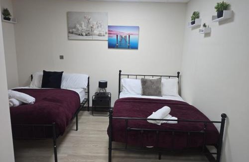 Bordesley Bed & Breakfast | Allen's property with Air conditioner