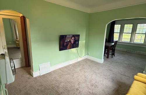 Detroit House | Alma’s Garden Inn – Grand Executive Suite 2BR King & Queen