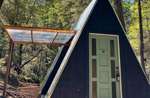 Burnt Ranch Cabin | Alpine Camp, Private Glamping at Radio Ranch (Tub)