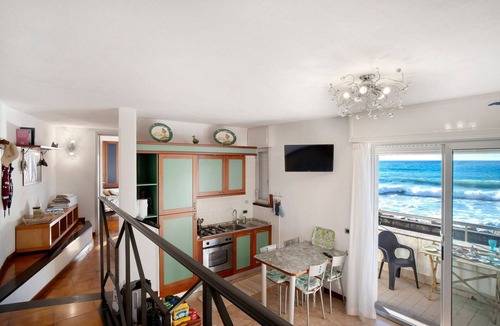 Alassio Apartment | Apartment 'Cadorna Fronte Mare' with Sea View, Wi-Fi and Air Conditioning