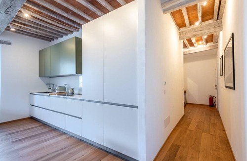 Radicondoli Apartment | Apartment 'Il Bel Soggiorno' with Hillside View