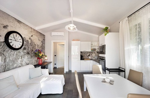 Poggi Apartment | Apartment "Il Girasole" with Sea View, Wi-Fi, A/C, Balcony, Terrace and Garden