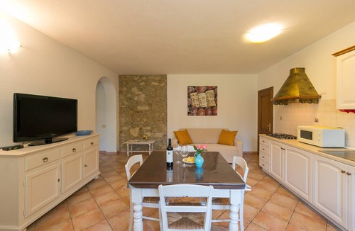 Cecina House | Apartment 'Podere Nuti - 3 Vallino' with Shared Pool, Garden, and Wi-Fi