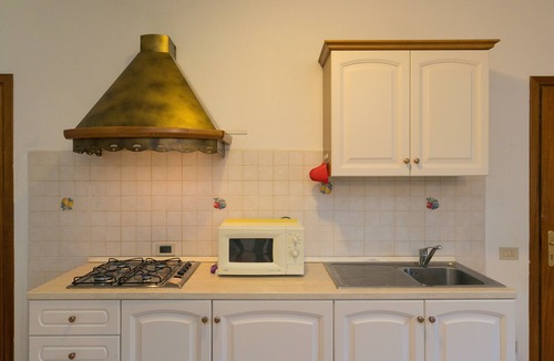 Cecina House | Apartment 'Podere Nuti - 3 Vallino' with Shared Pool, Garden, and Wi-Fi