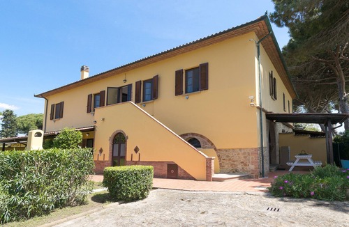 Cecina House | Apartment 'Podere Nuti - 4 Lauro' with Shared Pool, Garden and Wi-Fi