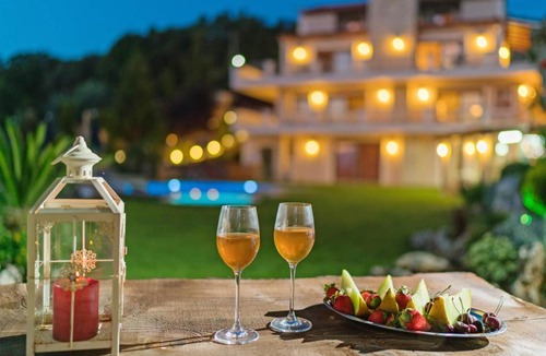 Kaloniktis Apartment | Apartment with one bedroom in Palelimnos with shared pool and enclosed garden 14 km from the beach