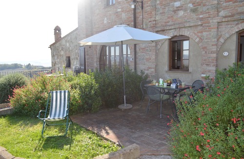 Asciano Apartment | Apartment with private garden in Tuscany