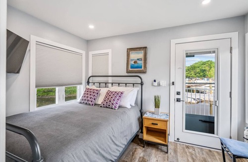 South Haven Cottage | Aqua Vista - Tiny Floating Cottage #1