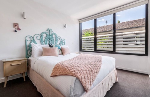 Balaclava Apartment | Art Deco Avenue A Bold Balcony Abode