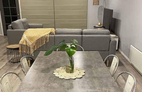 Marysville House | “At Home On Falls”