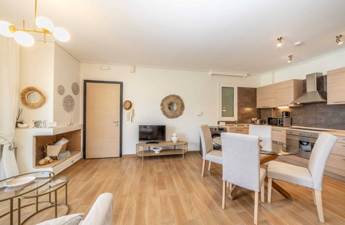 Karavomylos Apartment | Aura Seaside Apartment - 5 min Walk to Melissani Lake