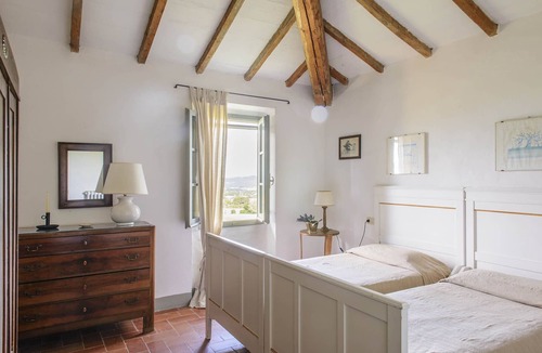 Bucine House | Authentic farmstay for family & friends with Pool, among Vineyards & Olive trees