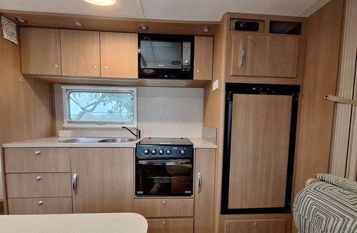Tynong North House | Auyea Farm Caravan Stay with Ensuite, 7 Mins to Gumbuya World Theme Park