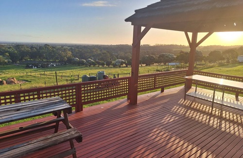 Tynong North House | Auyea Farm Caravan Stay with Ensuite, 7 Mins to Gumbuya World Theme Park