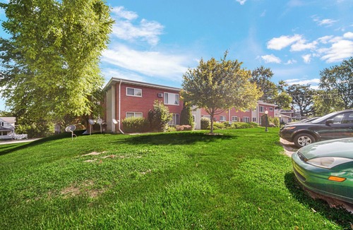 Crown Point Apartment | AVAIL 8/2 - 2 bed/1 bath APT downtown Crown Point