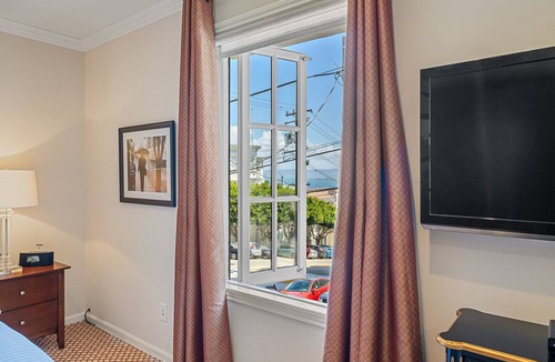 Russian Hill Apartment | AVAILABLE THIS FALL: 50+ FIVE STAR REVIEWS!