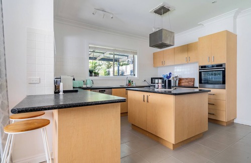 Rosebud House | Avenues Getaway ~ King beds, pet friendly and loved by guests