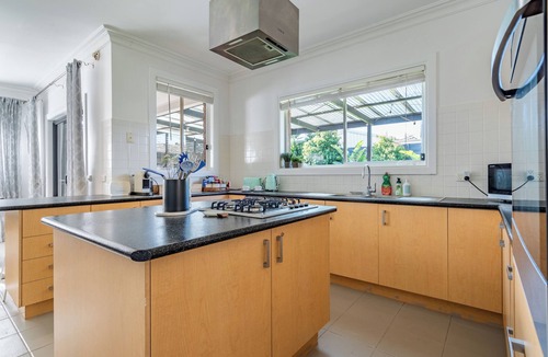Rosebud House | Avenues Getaway ~ King beds, pet friendly and loved by guests