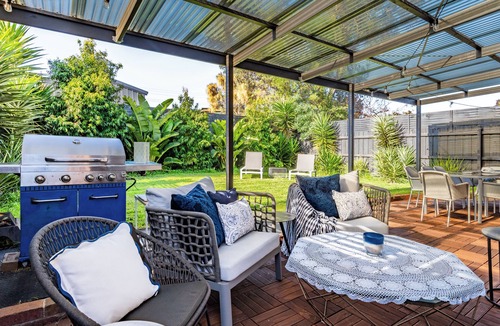 Rosebud House | Avenues Getaway ~ King beds, pet friendly and loved by guests