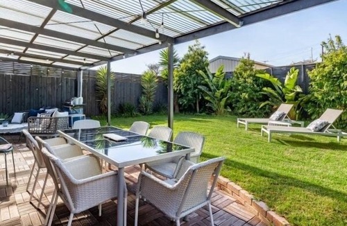 Rosebud House | Avenues Getaway ~ King beds, pet friendly and loved by guests