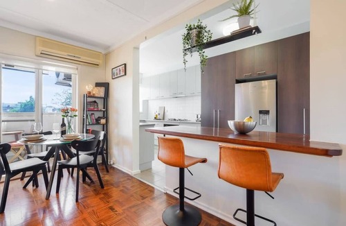Balaclava Apartment | Balaclava Top Floor Apt with CitySkylineView & Parking