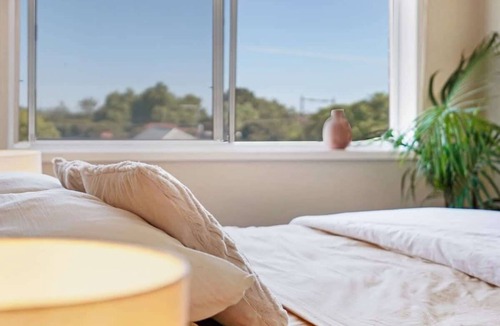Balaclava Apartment | Balaclava Top Floor Apt with CitySkylineView & Parking