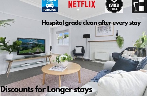 Brown Hill House | Ballarat+Close toCBD+Sovereign+KryalCastle+3BRHome