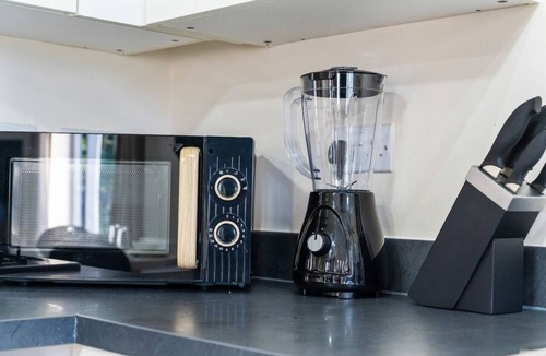 Birmingham Apartment | Balmoral Court -Sleeps 6 -Free Parking with Workspace & High-Speed WiFi