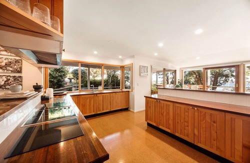 Metung House | Bancroft Haven: Nestled above the marina boasting views across Bancroft Bay