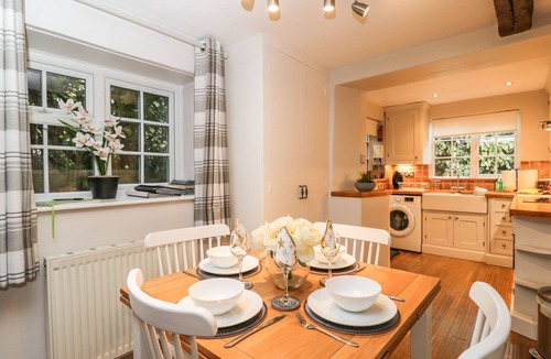 Bourton-on-the-Water Cottage | BARTON COTTAGE, pet friendly, with open fire in Bourton-On-The-Water