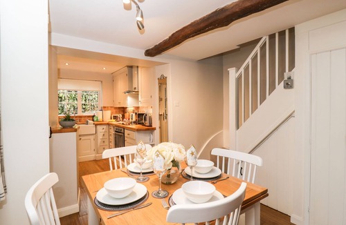 Bourton-on-the-Water Cottage | BARTON COTTAGE, pet friendly, with open fire in Bourton-On-The-Water