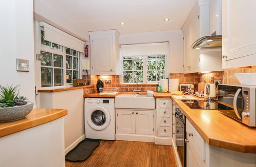 Bourton-on-the-Water Cottage | BARTON COTTAGE, pet friendly, with open fire in Bourton-On-The-Water