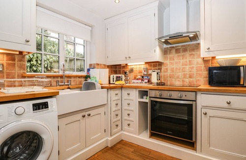 Bourton-on-the-Water Cottage | BARTON COTTAGE, pet friendly, with open fire in Bourton-On-The-Water