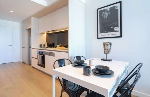 Docklands Apartment | Bay&River Views Condo near Southern Cross Station