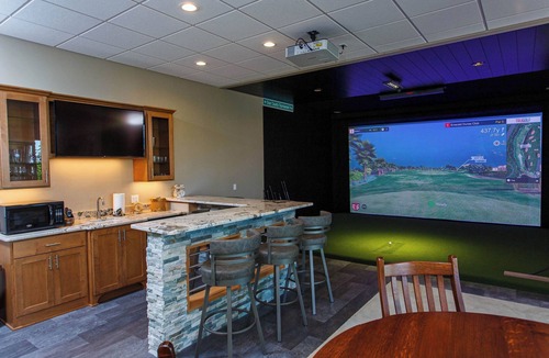 Sturgeon Bay Cabin | Bay Views- Golf Simulator Luxury Baydream Believer