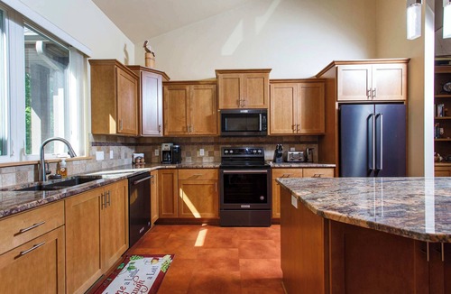 Sturgeon Bay Cabin | Bay Views- Golf Simulator Luxury Baydream Believer