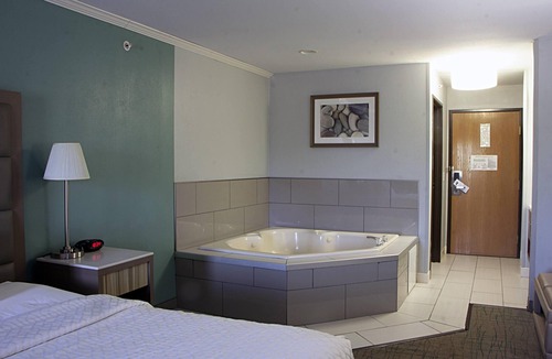 Maumee Hotel | Baymont by Wyndham Maumee Toledo