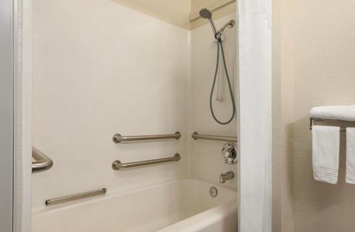 Swanton Hotel | Baymont Toledo Airport Hotel Swanton