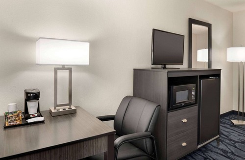Swanton Hotel | Baymont Toledo Airport Hotel Swanton