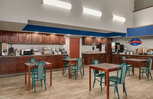 Swanton Hotel | Baymont Toledo Airport Hotel Swanton
