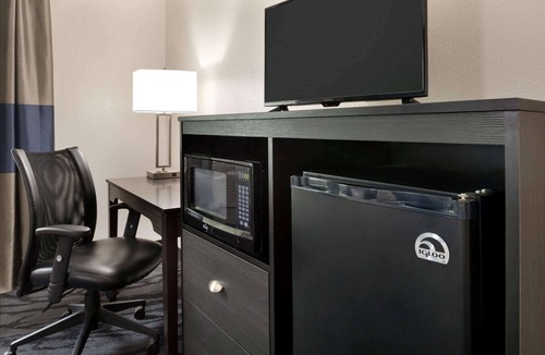 Swanton Hotel | Baymont Toledo Airport Hotel Swanton
