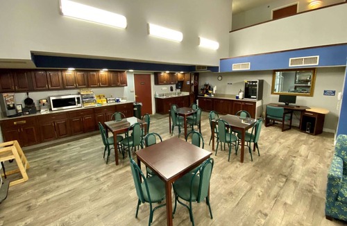 Swanton Hotel | Baymont Toledo Airport Hotel Swanton