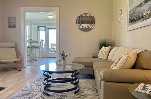 Toledo Apartment | “Bayview Shores" Stylish Lakefront Ground Level!