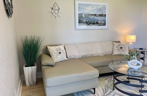 Toledo Apartment | “Bayview Shores" Stylish Lakefront Ground Level!