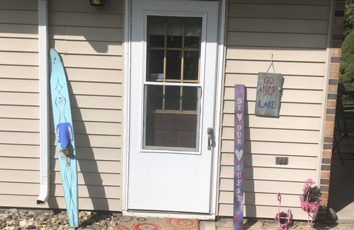 Vandalia Cottage | Be Our Guest-House on Lewis Lake