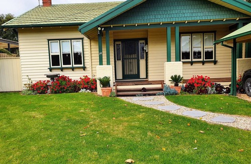 Black Rock House | Beach Cottage best location near beach & shops